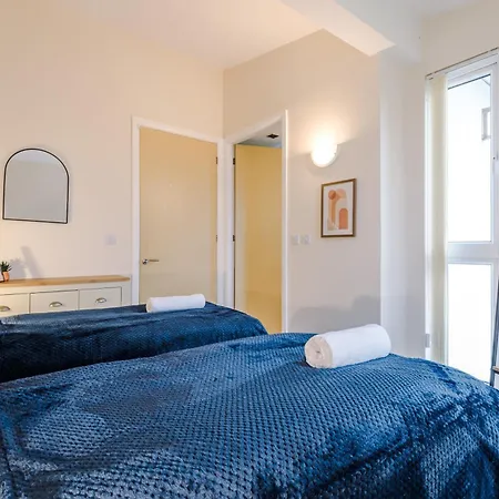 펜션 Beautiful House Near Etihad With Free Wifi & Parking- Sleeps 6 By Purestay *
