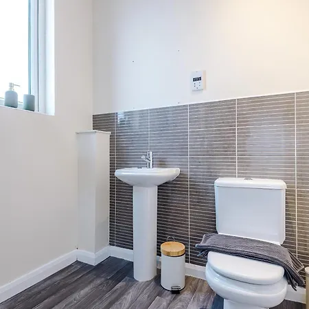 펜션 Beautiful House Near Etihad With Free Wifi & Parking- Sleeps 6 By Purestay *