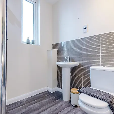 Beautiful House Near Etihad With Free Wifi & Parking- Sleeps 6 By Purestay
