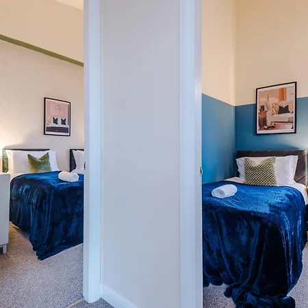 Beautiful House Near Etihad With Free Wifi & Parking- Sleeps 6 By Purestay 펜션