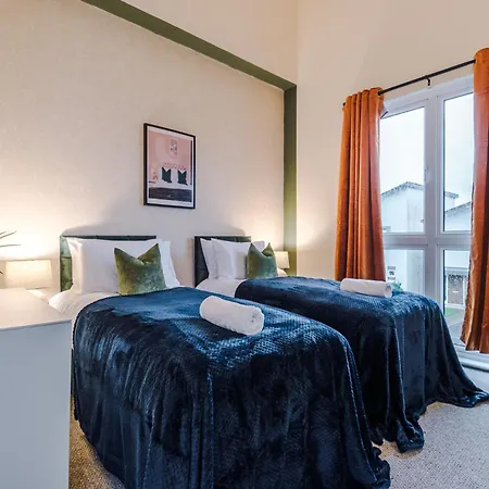 Beautiful House Near Etihad With Free Wifi & Parking- Sleeps 6 By Purestay *