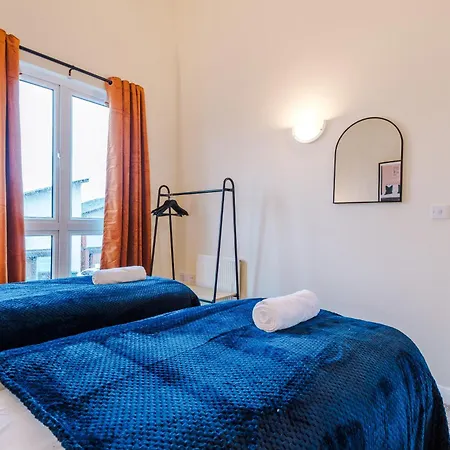 Beautiful House Near Etihad With Free Wifi & Parking- Sleeps 6 By Purestay 펜션 *