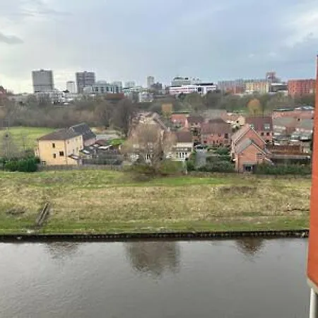 Large 2 Bed With Balcony And Sofa Bed Sleeps 6 Daire Manchester
