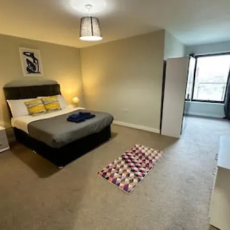 Large 2 Bed With Balcony And Sofa Bed Sleeps 6 * マンチェスター