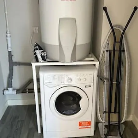 Large 1 Bed Mcr And Huge Terrace Sleeps 4