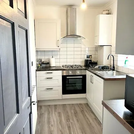 3 Bedroom Fully Equipped House With Garden Manchester