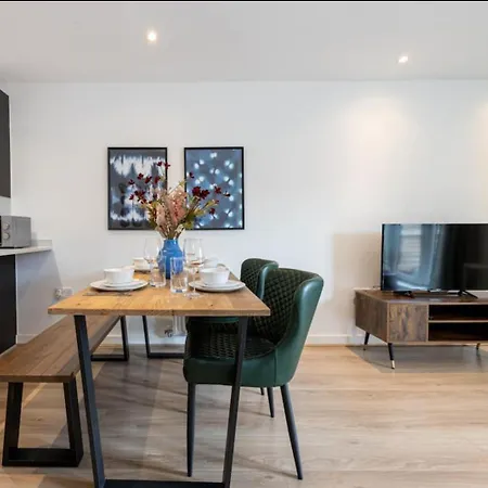 Elegance Retreat - 2 Bed With Parking