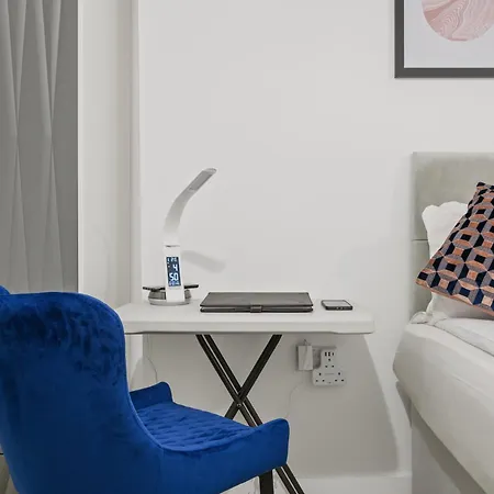 Stylish & Spacious Salford Quays One Bedroom High Floor With Balcony مانشستر