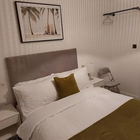 Bankwell Street Two Bedroom -apartment With Parking Манчестер