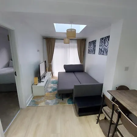 Bankwell Street Two Bedroom -apartment With Parking Манчестер