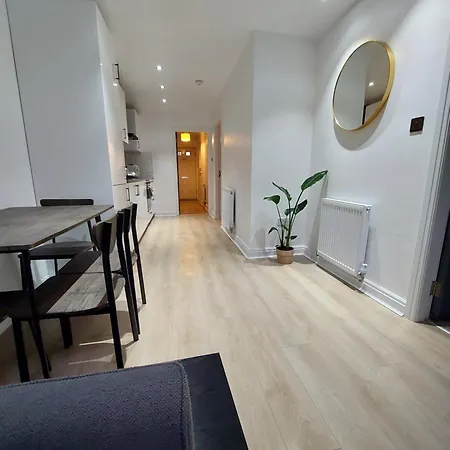 Bankwell Street Two Bedroom -apartment With Parking Манчестер