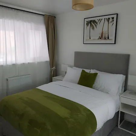 Bankwell Street Two Bedroom -apartment With Parking * Манчестер