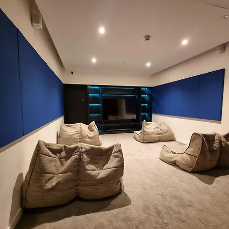 Trafford Modern 1 Bed With Cinema Lägenhet
