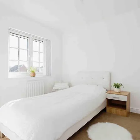 Modern 4 Bed House Perfect For Contractors With Free Parking *