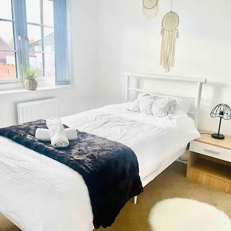 Modern 4 Bed House Perfect For Contractors With Free Parking