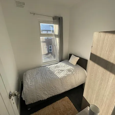 Spacious 4-bedroom House In مانشستر