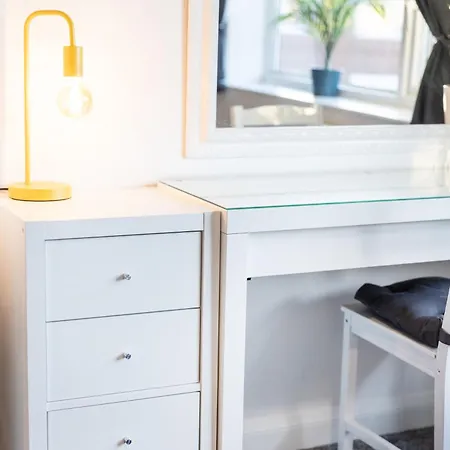 The Heart - Cosy 3 Bedroom House With Double Driveway And Garden In 別荘