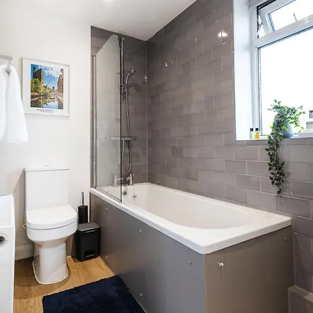 The Heart - Cosy 3 Bedroom House With Double Driveway And Garden In 別荘