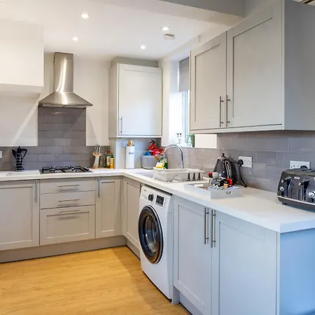 The Heart - Cosy 3 Bedroom House With Double Driveway And Garden In *