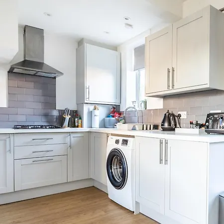 The Heart - Cosy 3 Bedroom House With Double Driveway And Garden In