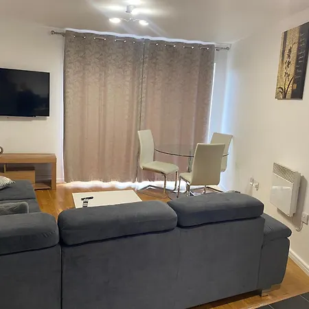 דירה Eaglet 2 Bedroom Luxury Near Etihad Staduim *