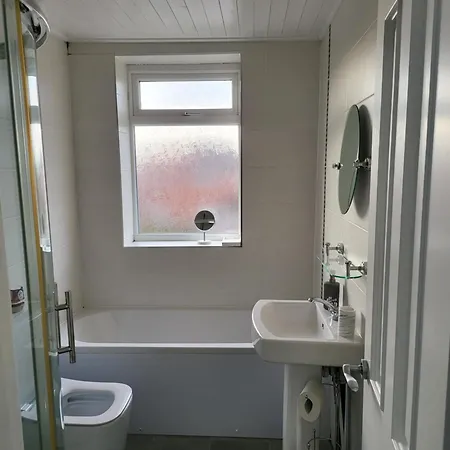 Serene 3br With Free Parking Holiday home *
