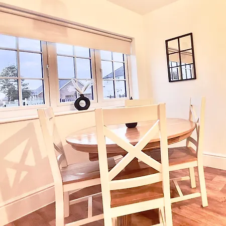 Σπίτι διακοπών 4 Bedroom Town House- Free Parking, Perfect For Families And Contractors *