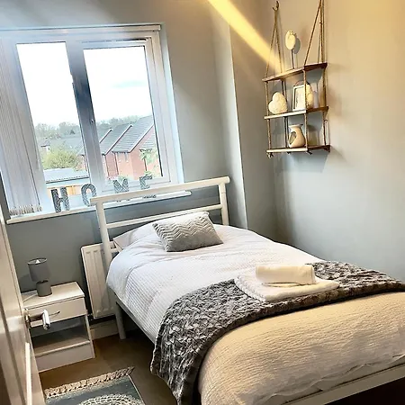 4 Bedroom Town House- Free Parking, Perfect For Families And Contractors *