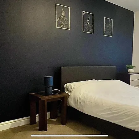 4 Bedroom Town House- Free Parking, Perfect For Families And Contractors Σπίτι διακοπών *