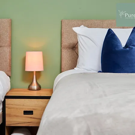 Vakantiehuis Stylish 5-bedroom Retreat Sleeps 9 By Purestay