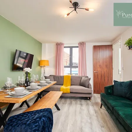 Stylish 5-bedroom Retreat Sleeps 9 By Purestay *