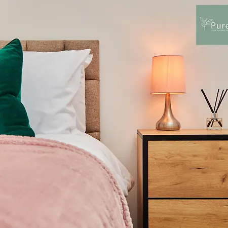 Stylish 5-bedroom Retreat Sleeps 9 By Purestay * Manchester