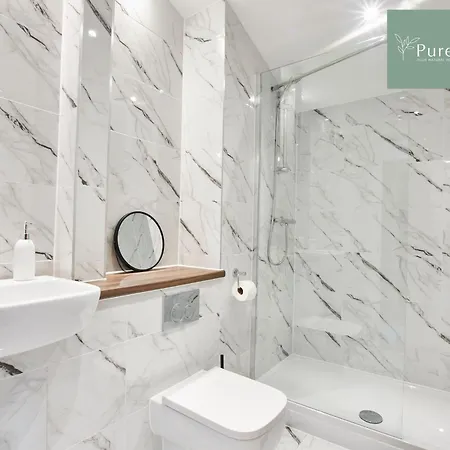 Stylish 5-bedroom Retreat Sleeps 9 By Purestay Vakantiehuis