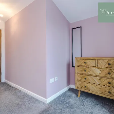 Stylish Five Bedroom House By Purestay Short & Serviced Free Parking Manchester