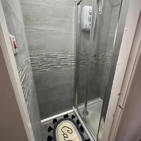2 Bedroom Flat Close To City, Stadium And Coop Arena Апартаменты