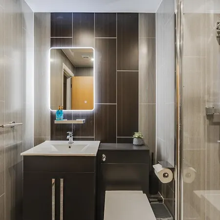 Brimmond Homes: Modern City-center With Parking *