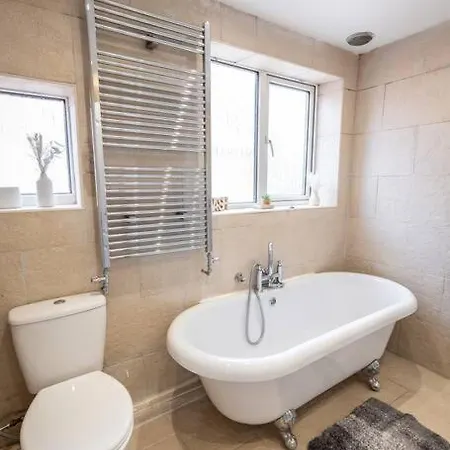 Windsor House 3 Bedrooms Sleeps 8 펜션 *