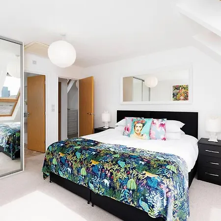 6 Beds 3 Bathroom House Close To Mcr City Centre *