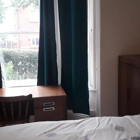 Bird Song Old Trafford Holiday home