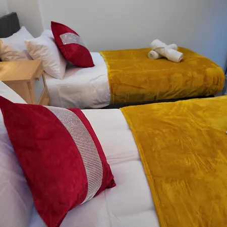 Luxury 2 Bed On River, Wifi, Parking, Garden *