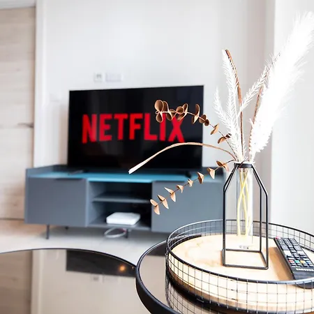 Modern 2 Bedroom Centre W Balcony Appartamento