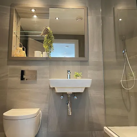 Modern 2 Bedroom Centre W Balcony