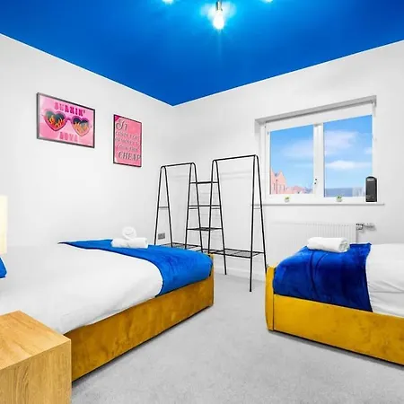 2 Bed House W/garden ✘ Sleeps 9 - Salford ☆ Free Parking → 3 Double Beds, 1 Single & Sofa Bed ☆ Free Netflix & Ultra Fast Wifi ✪ 6 Min To Centre, Close To Trafford Centre, Etihad Stadium, Arena, Clubs & More! Hotel Manchester