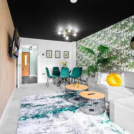 2 Bed House W/garden ✘ Sleeps 9 - Salford ☆ Free Parking → 3 Double Beds, 1 Single & Sofa Bed ☆ Free Netflix & Ultra Fast Wifi ✪ 6 Min To Centre, Close To Trafford Centre, Etihad Stadium, Arena, Clubs & More! Manchester