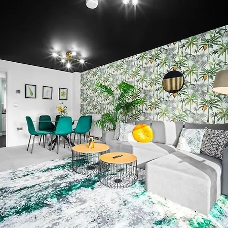 2 Bed House W/garden ✘ Sleeps 9 - Salford ☆ Free Parking → 3 Double Beds, 1 Single & Sofa Bed ☆ Free Netflix & Ultra Fast Wifi ✪ 6 Min To Centre, Close To Trafford Centre, Etihad Stadium, Arena, Clubs & More! * Manchester
