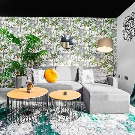 Hotel 2 Bed House W/garden ✘ Sleeps 9 - Salford ☆ Free Parking → 3 Double Beds, 1 Single & Sofa Bed ☆ Free Netflix & Ultra Fast Wifi ✪ 6 Min To Centre, Close To Trafford Centre, Etihad Stadium, Arena, Clubs & More! Manchester