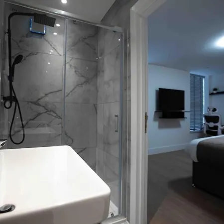 Luxury 6-bed Near Centre, Sleeps 12 Plus- Cinema Room, Games Room, 5 Bathrooms & Driveway For Multiple Cars