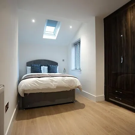 빌라 Luxury 6-bed Near Centre, Sleeps 12 Plus- Cinema Room, Games Room, 5 Bathrooms & Driveway For Multiple Cars *