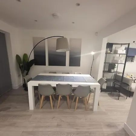 New 4 Bedrm House! Parking. 10min To / Etihad 펜션 *
