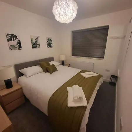 New 4 Bedrm House! Parking. 10min To / Etihad 펜션